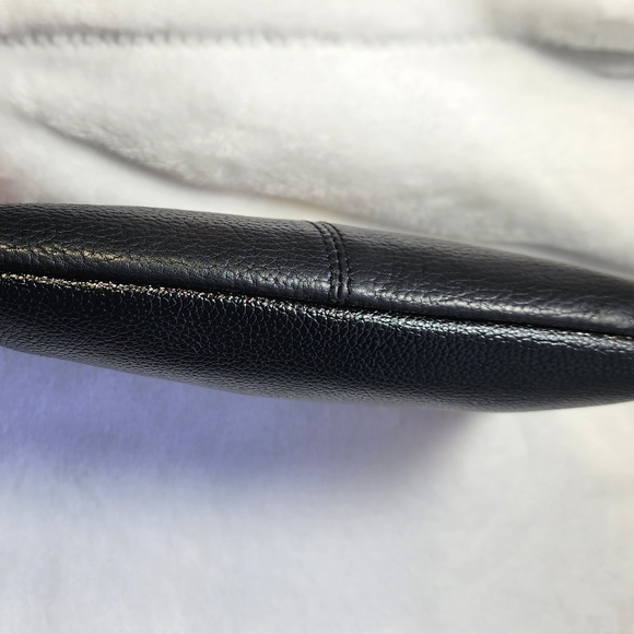 Tignanello Black and Tan Pebbled Leather Wristlet EUC - Picture 9 of 17